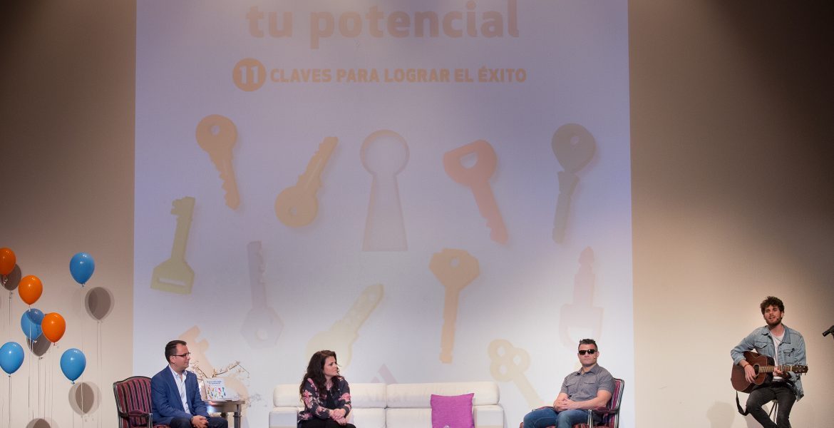 Pedro Martínez presentó con éxito su tercer libro en el auditorio de Iniesta