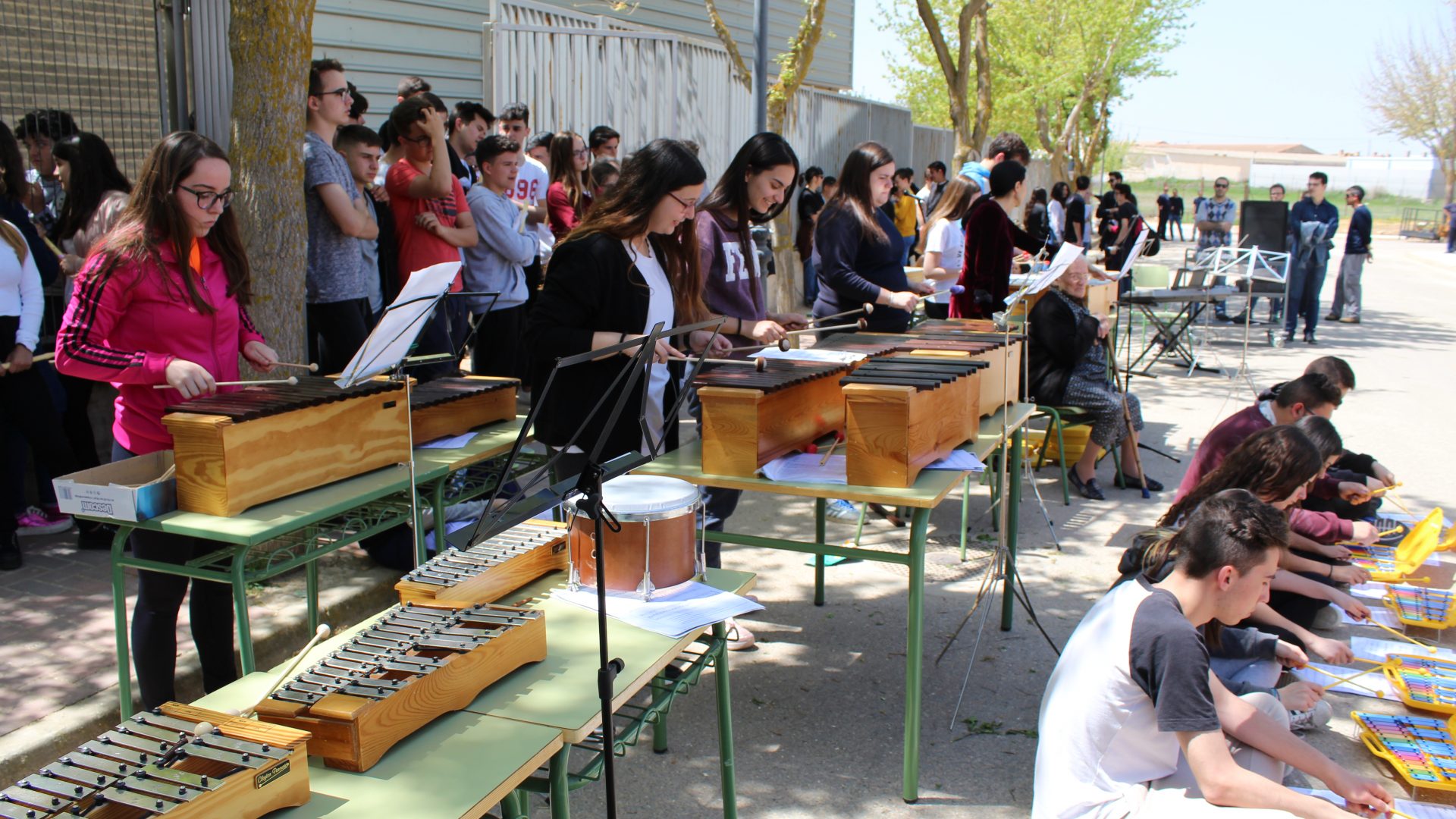 El Cañada de la Encina de Iniesta sale a la calle con 'Musiqueando'