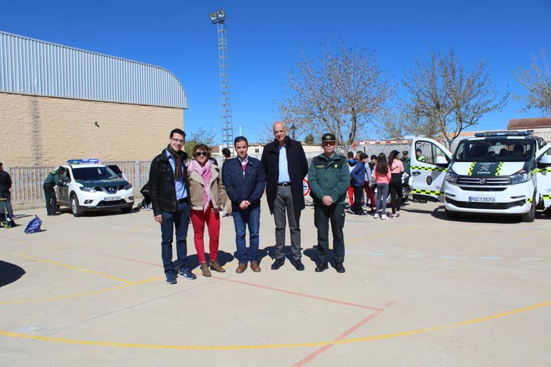 ﻿El subdelegado del Gobierno en Cuenca asiste a una exhibición de la Guardia Civil en el IES Cañada de la Encina de Iniesta